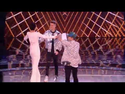 ماذا فعل رجل على مسرح ذا فويس بعد استبعاد مشتركه المفضل