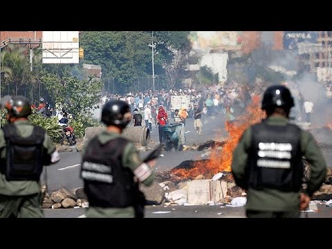 شاهد صدامات بين مناهضي مادورو وقوات الأمن في فنزيويلا