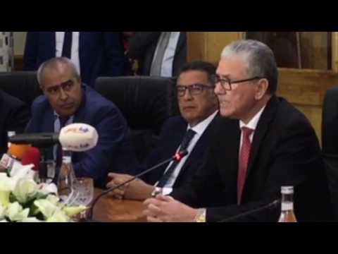 شاهد الحسن الوردي يسلم سلطة وزارة الصحة إلى نفسه