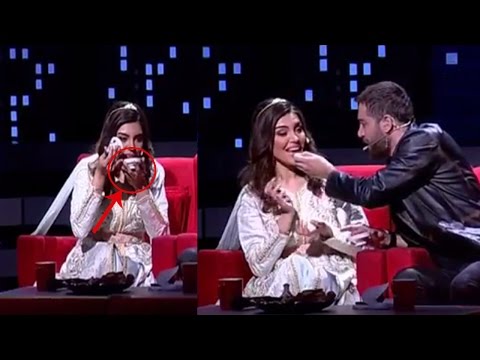 بالفيديو  منار تتناول الهريسة والخبز في وجبة الإفطار