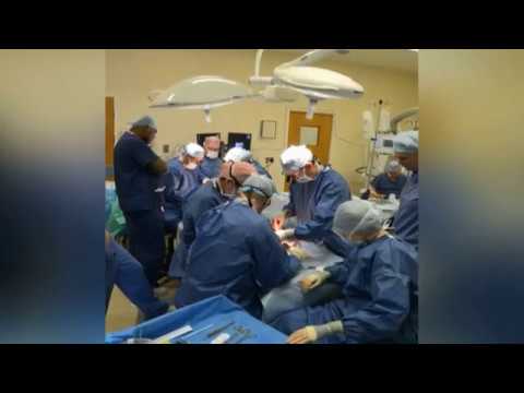 شاهد صاحب أول عملية زرع يدين في بريطانيا يكتب خطاب شكر