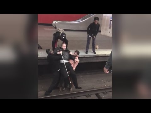 شاهد لحظات إنقاذ كفيف سقط على القضبان قبل قدوم القطار بثوان