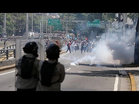 اصطدامات بين متظاهرين ورجال الشرطة يخلف جرحى في فنزويلا
