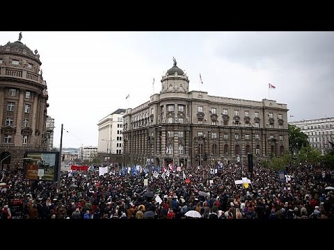 شاهد المتظاهرون ينظمون مسيرات في صربيا