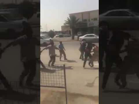 شاهد مشاجرة طاحنة بين عمال يمنيين في الرياض