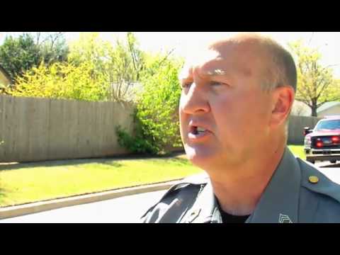 شاهد كلبان بيتبول يقطعان رقبة سيدة مسنة