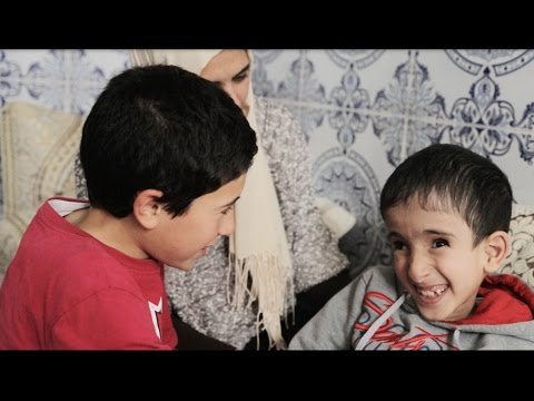 شاهد طفل مغربي بحاجة إلى كرسي متحرّك ليمنحه حياة جديدة