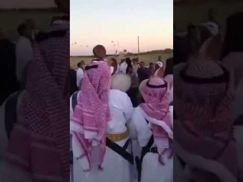 شاهد وصلة رقص لفتاة على أغاني فرقة شعبية