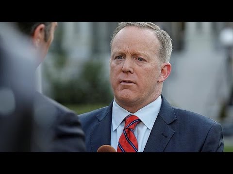 بالفيديو  الناطق باسم البيت الأبيض يقع في هفوة لا تغتفر