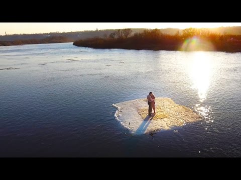 روسيان يرقصان على قطعة جليد تطفو في النهر
