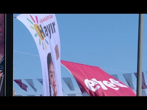 شاهد تقارب السباق بين الرافضين والمؤيدين لتعديل الدستور في تركيا
