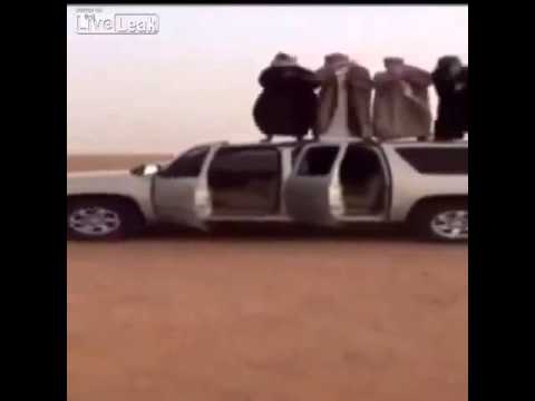 سعوديون يرقصون أعلى سيارة تسير دون قائد