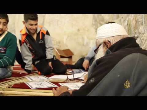 خطاط فلسطيني يجد متعته في المصلى المرواني