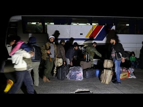 حافلات النازحين تستأنف طريقها بعد الانفجار في سورية