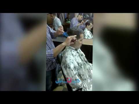 شاهد سعد الدين العثماني يصفّف شعره قبل الانتخابات البرلمانية الأخيرة