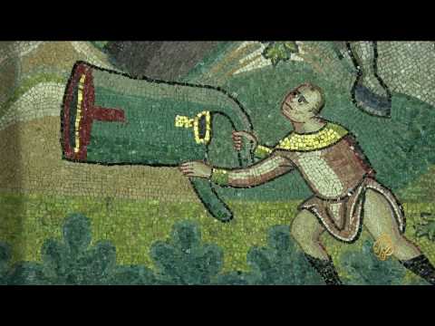 يد الترميم تحافظ على لوحات فسيفساء في الكنيسة
