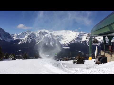 لحظة التهام زوبعة ثلجية لأحد المتزلجين