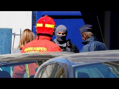 شاهد اعتقال شابين للاشتباه بهما في التخطيط لتنفيذ هجمات