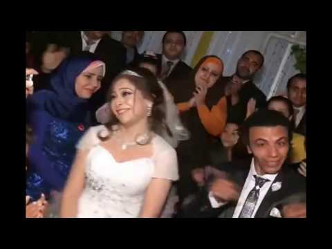 أقوى دويتو بين عريس وعروسة في حفل زفافهما