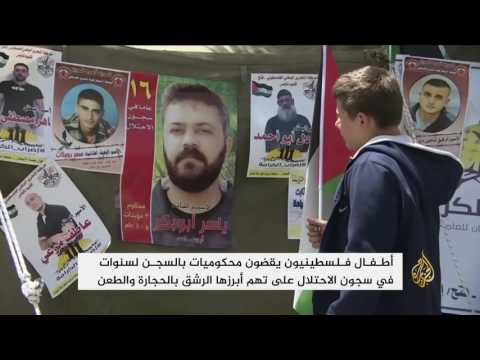 أطفال نابلس يشاركون في مسيرة تضامنية مع الأسرى