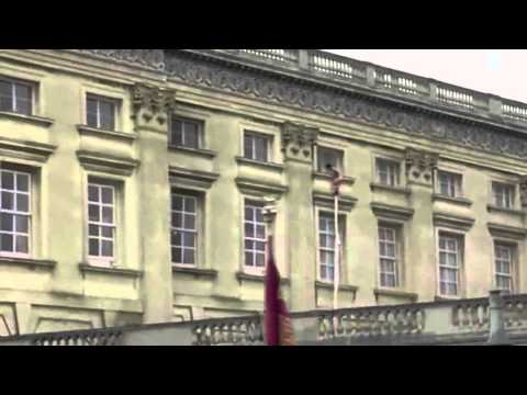 رجل عارٍ يهرب بملاءة من نافذة قصر ملكة بريطانيا