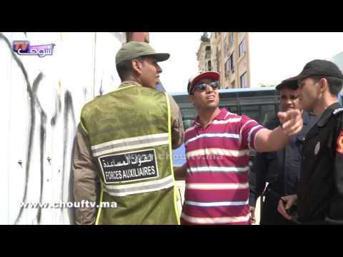 شاهد  أحد المشجعين يحاول الدخول إلى الملعب ومعه سلاح حاد