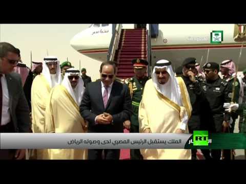 لحظة استقبال الملك سلمان للرئيس المصري