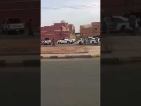 شاهد لحظة الاعتداء على رجل أمن