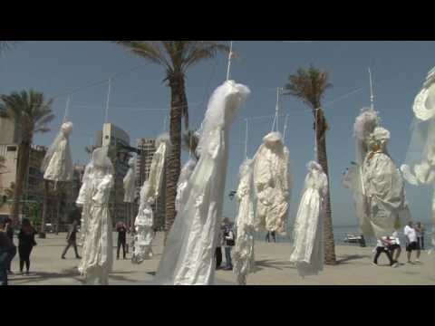 فساتين زفاف مشنوقة في شوارع بيروت اعتراضًا على عقوبة المغتصب