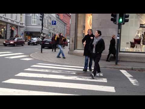 مواطن نرويجي يصارع وهمًا في الشارع