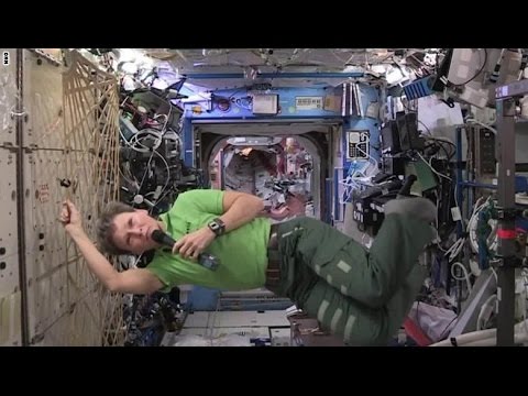 شاهد من هي بيغي ويتسون وما الأرقام التي حطمتها بالفضاء