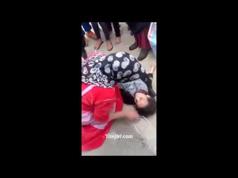 شاهد سائق حافلة يصدم طفلة ويفر من مكان الحادث في طنجة