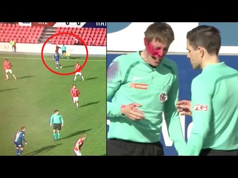 شاهد  مشجع يدهم وجه حكم الراية باللون الأحمر