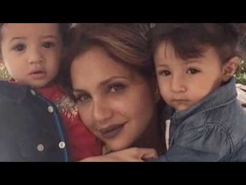 شاهد صورة للأميرة سكينة وتوأمها تغزو فيسبوك