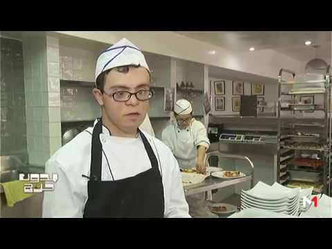 شاهد كفاح شاب تحدى إعاقته الذهنية وتعلم مهارات فن الطبخ