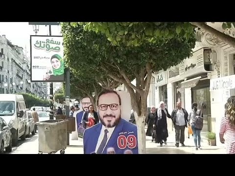 شاهد الجزائريون يختارون نوابهم في البرلمان