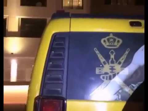 عمانية تصاب بالصدمة بعد استخراج شيء غريب من سيارتها