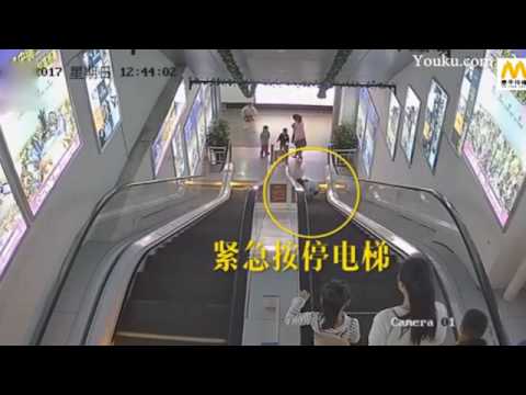 شاهد طفل يحشر يده في سلم كهربائي