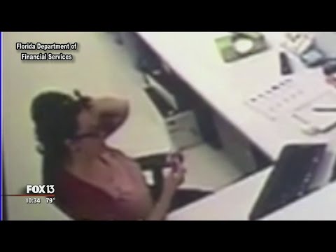 بالفيديو موظفة تضرب نفسها للمطالبة بالتعويض