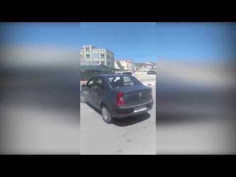 شاهد مغربي يحتّج على قوات الشرطة بطريقة غريبة