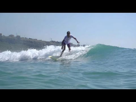 شاهد شاب يركب الأمواج بخفة ومهارة ولم يشاهد بحرًا من قبل