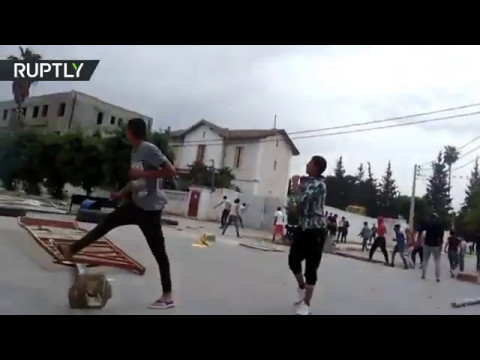 شاهد اشتباكات بين متظاهرين ورجال الشرطة في تونس