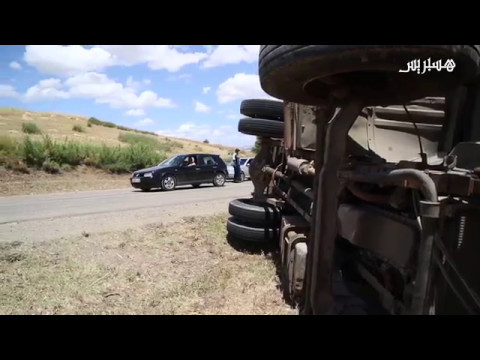 شاهد شاحنة تنقلب بجرف الملحة