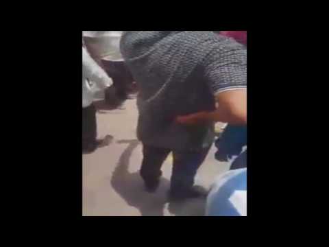 شاهد آسيويون قيدوا لصًا بالحبال وسلموه للشرطة
