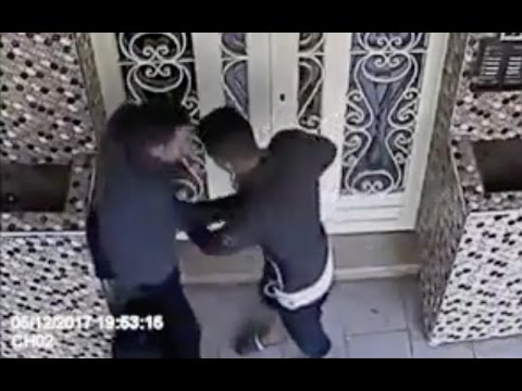 شاهد فيديو صادم لشابين يهجمان بالسلاح الأبيض شخصًا أعزل