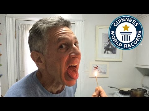 رجل يطفئ الكبريت بـلسانه بشكل سريع