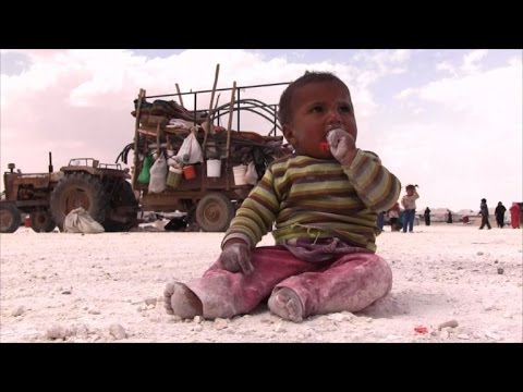 شاهد المدنيون يهربون من الرقة إلى مخيم عين عيسى