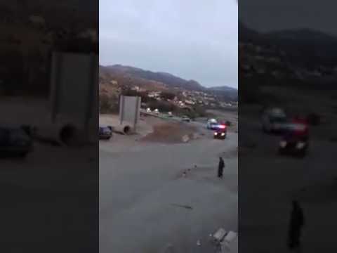 شاهد المواطنون يستقبلون التعزيزات الأمنية بشعار لا للعسكرة في الحسيمة