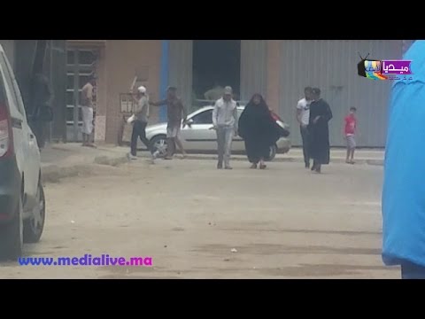 شخص يسير في الشارع العام في حي الفتح بسيف