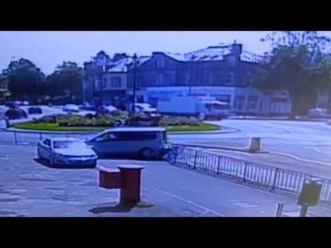 شاهد بريطاني يفقد السيطرة على سيارته ويحطّم دراجة هوائية